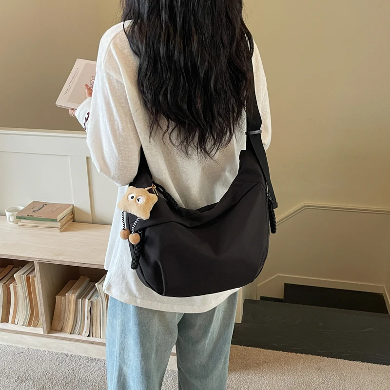 女士单肩斜挎包女包新款小众不撞款通勤轻便白色饺子包多兜包包