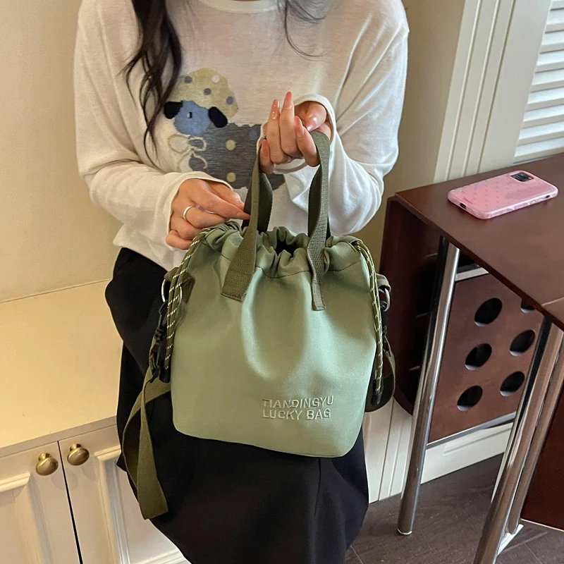 时尚女士斜挎包 休闲抽绳水桶包 工作通勤便当包